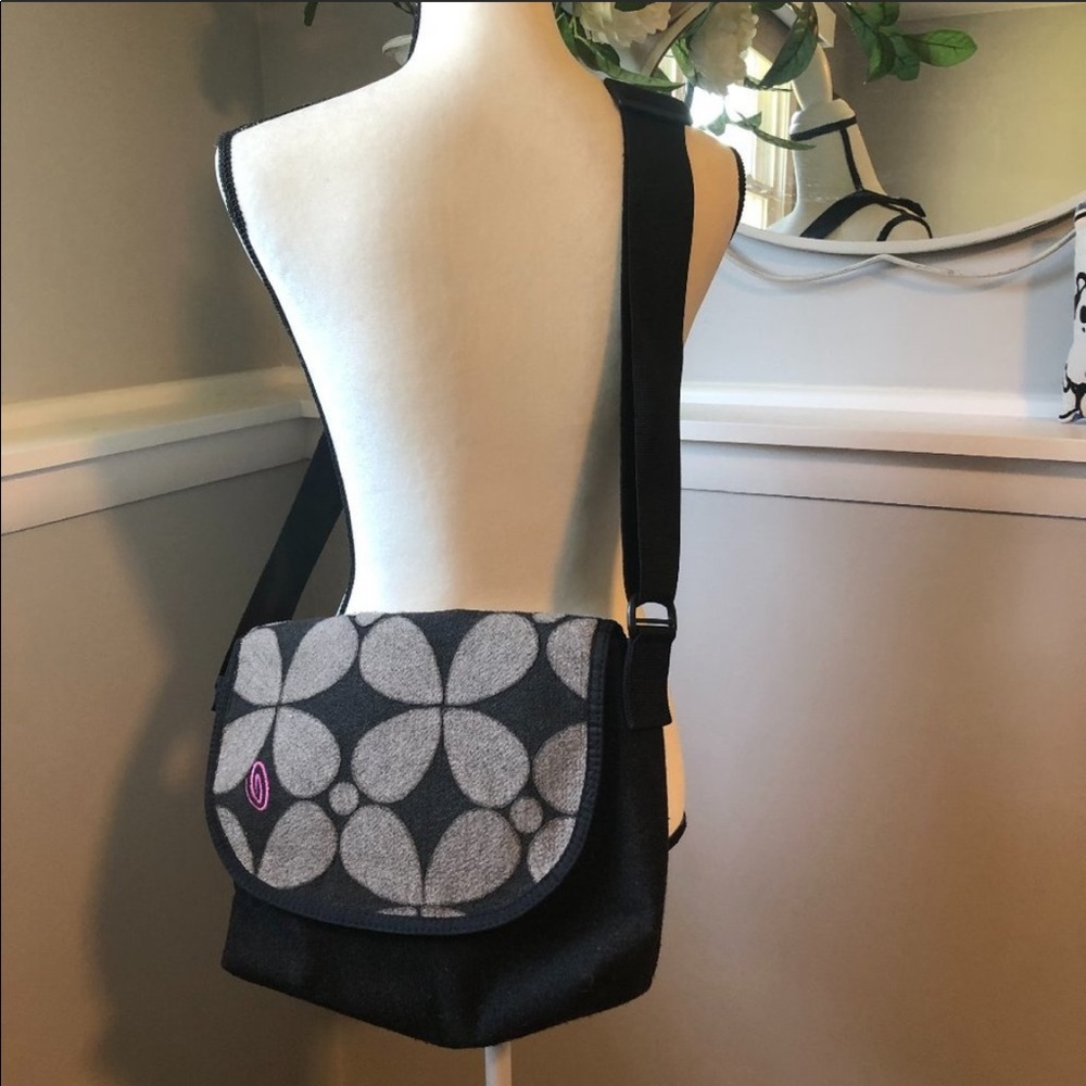 LIKE NEW Timbuk2 Messenger Bag Gray/PInk